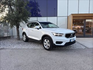 VOLVO XC40 T2 Momentum Core 2